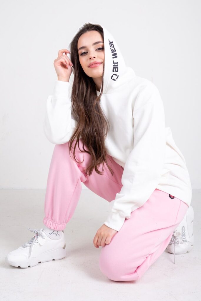 zdjęcie pokazuje modelkę w białej bluzie z kapturem naszej produkcji