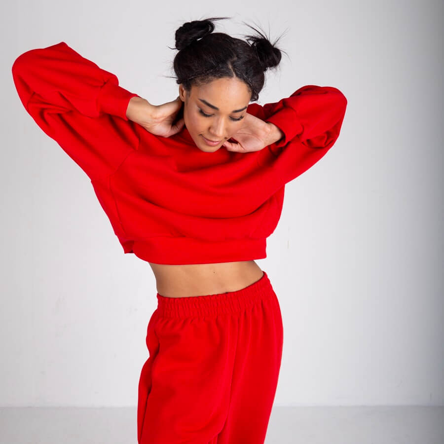 modelka w czerwonym komplecie dresowym z naszej oferty
