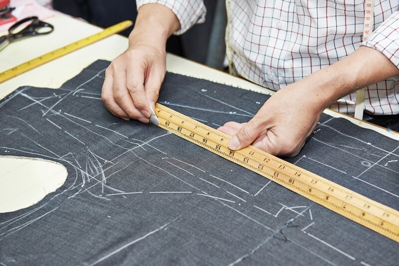 Praca na szwalni usługowej podczas tworzenia wykrojów