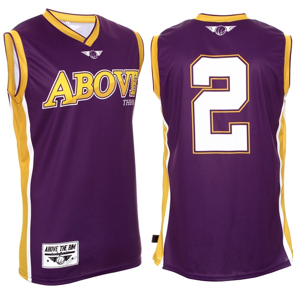 fioletowy strój do koszykówki z żółtym napisem