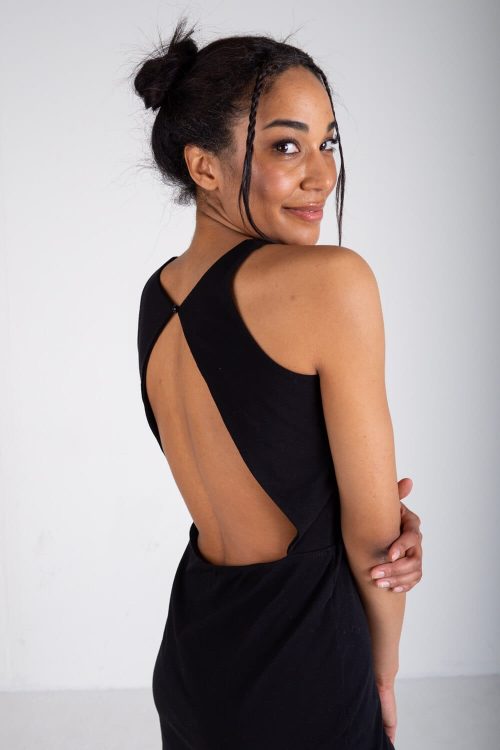 Czarna-mini-sukienka