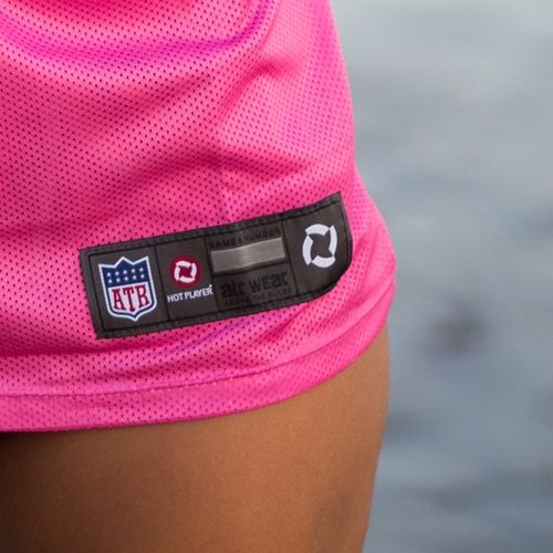 metka żakardowa na różowej koszulce naszej produkcji