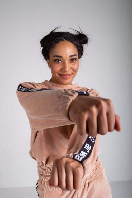 modelka w welurowym beżowym dresie z naszej szwalni